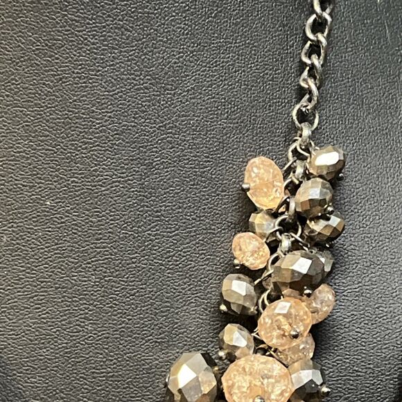 Simply Vera Gunmetal Tone Pink Crackle & Silver Faceted Cluster Beads Necklace - Picture 6 of 8